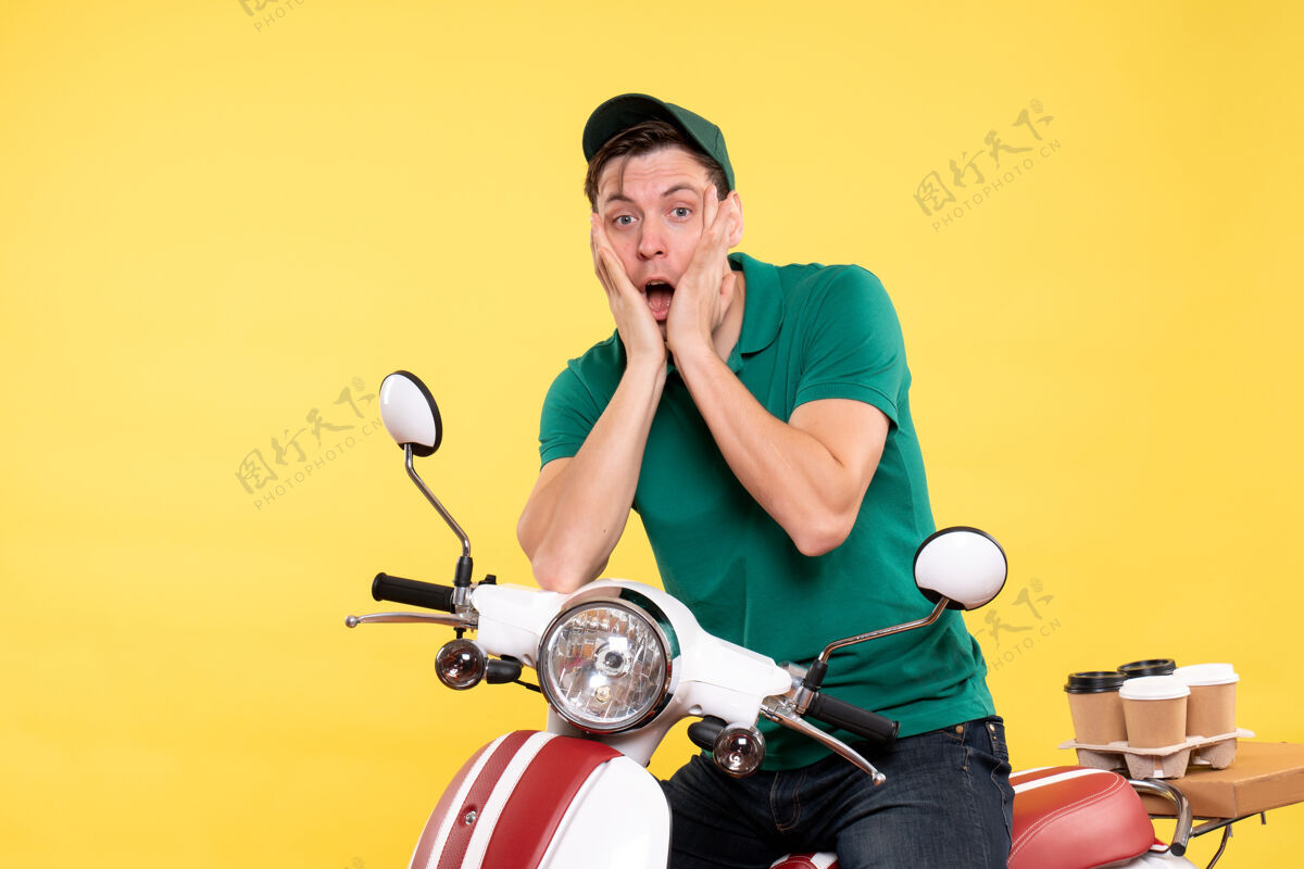 服务前视图男性快递骑自行车黄色制服车辆摩托车