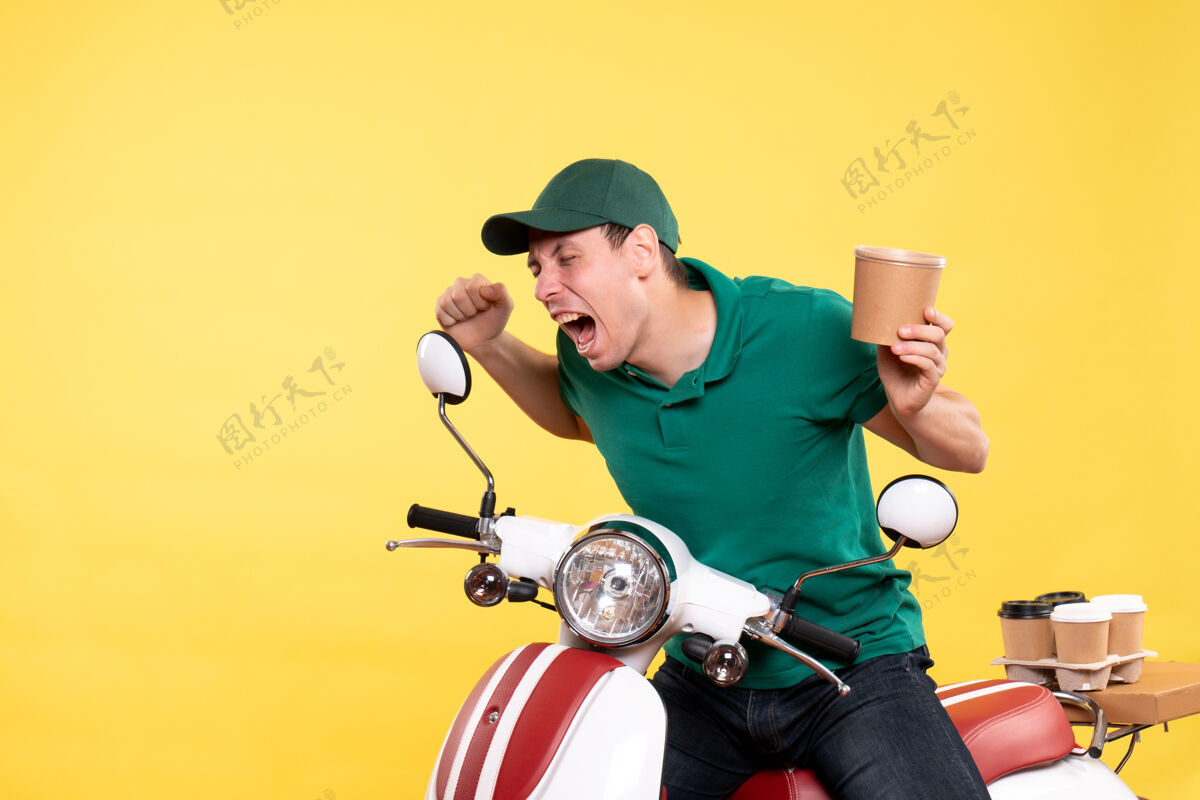 工作正面图穿着制服的男信使拿着黄色的咖啡杯帽子制服自行车