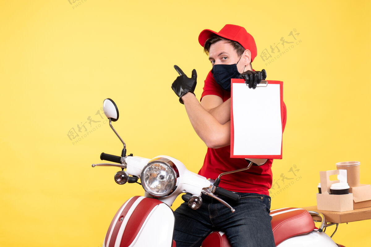 举行正面图是戴着面具的男信使拿着黄色的文件纸条工作快餐摩托车