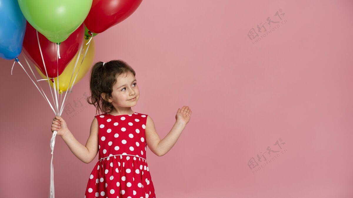 青春一个穿着红裙子的笑脸小女孩快乐人年轻