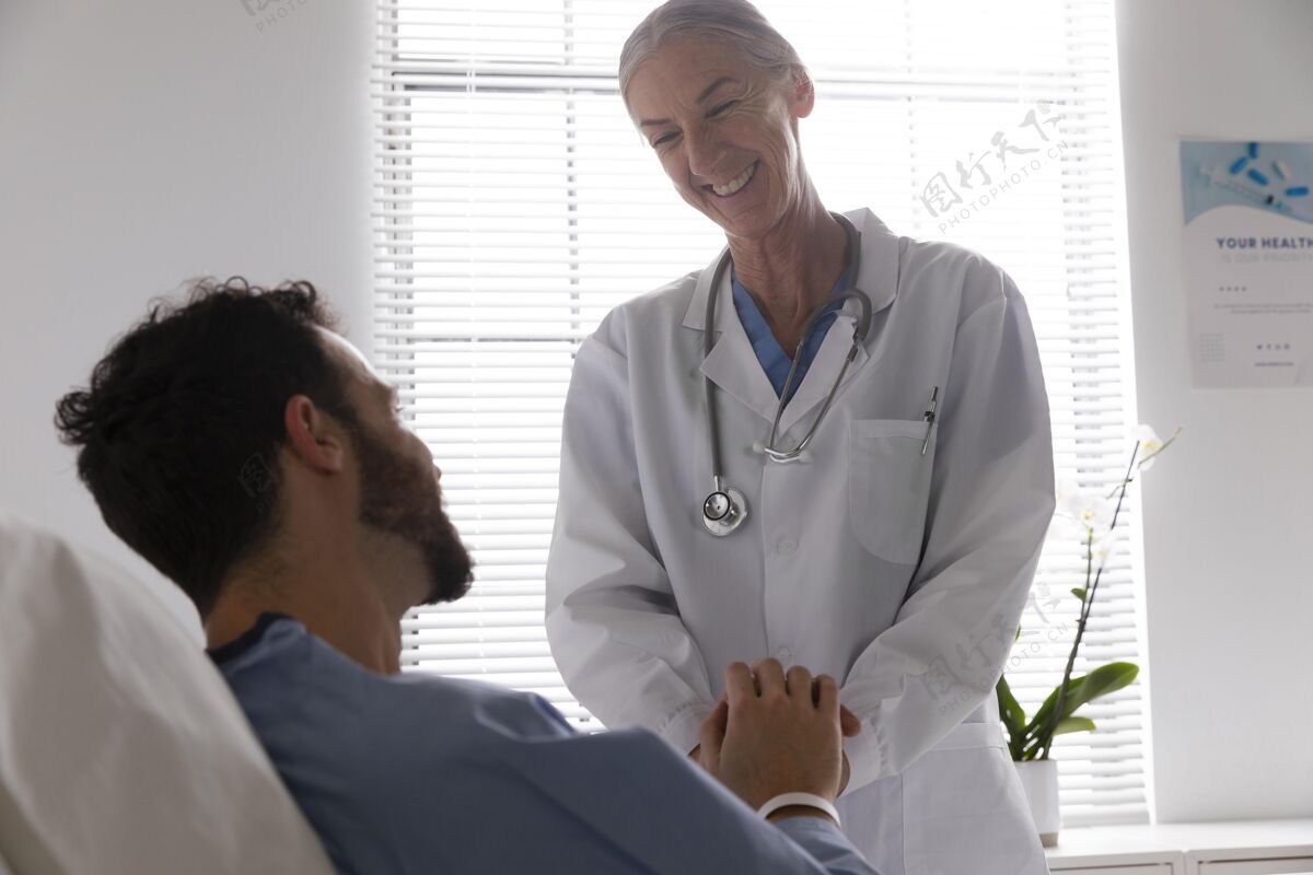 药品男病人在床上和护士说话护理健康疾病