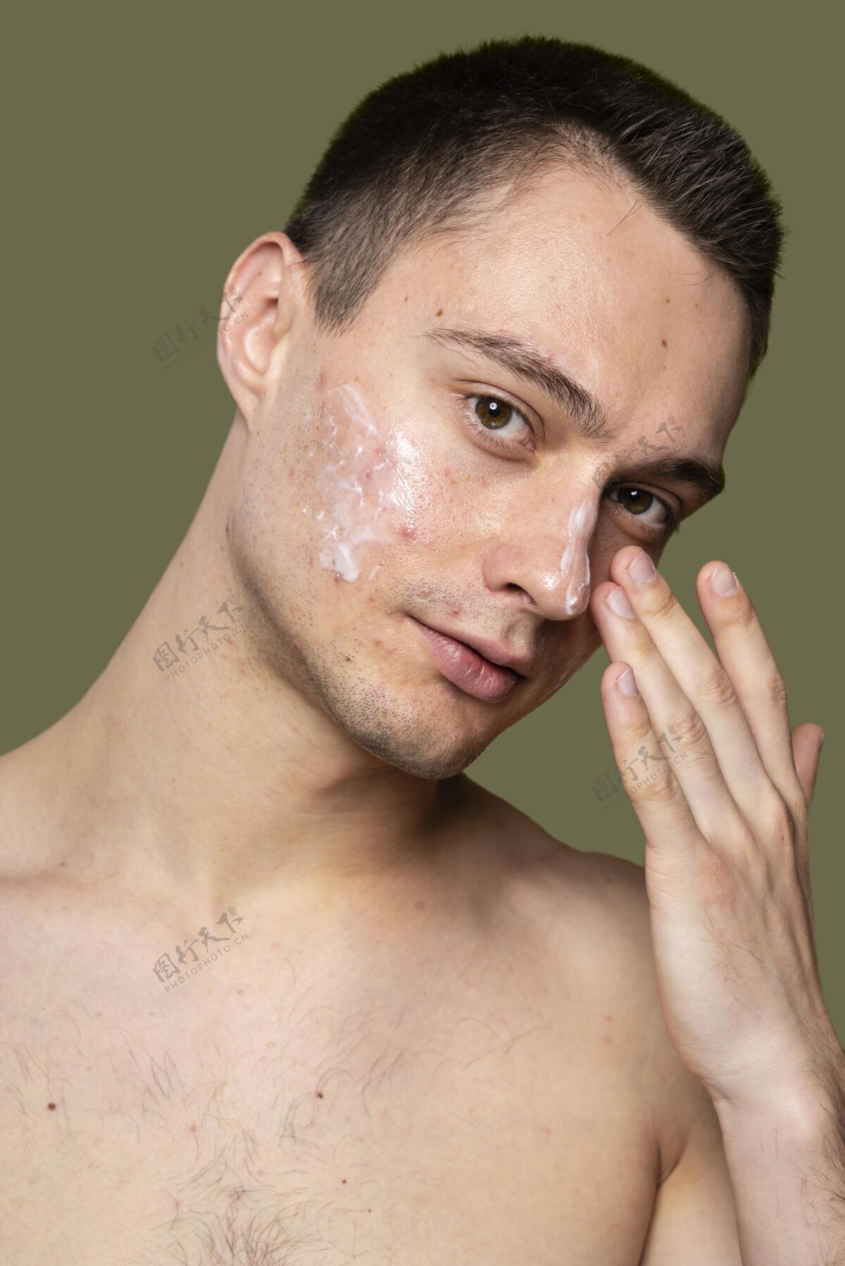 青少年年轻人自信满面青春痘的写真面部护理油性皮肤