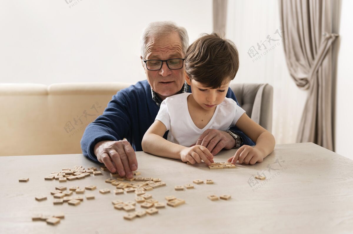 孙子小男孩在和爷爷玩玩书桌男孩