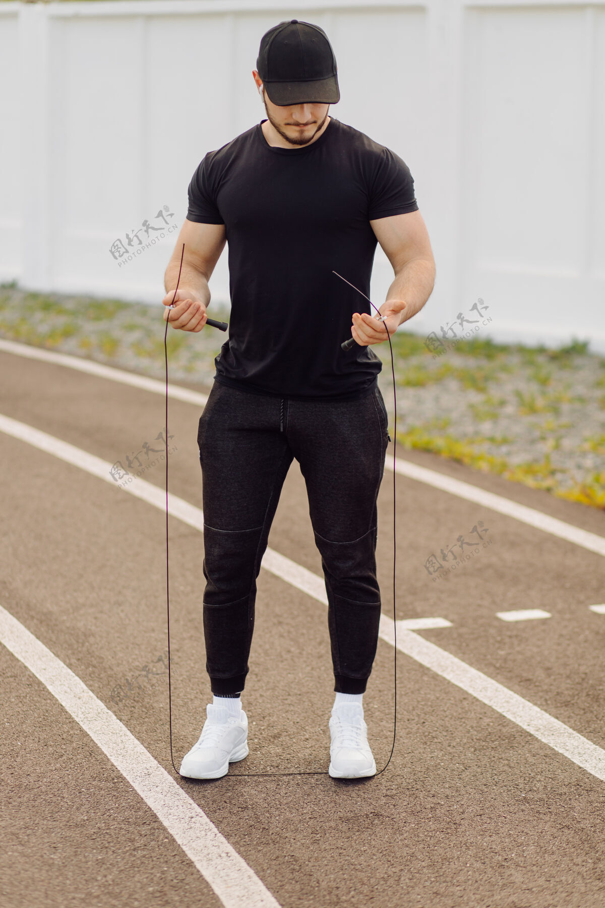 娱乐男运动员在健身房外做健身训练力量活跃有氧运动