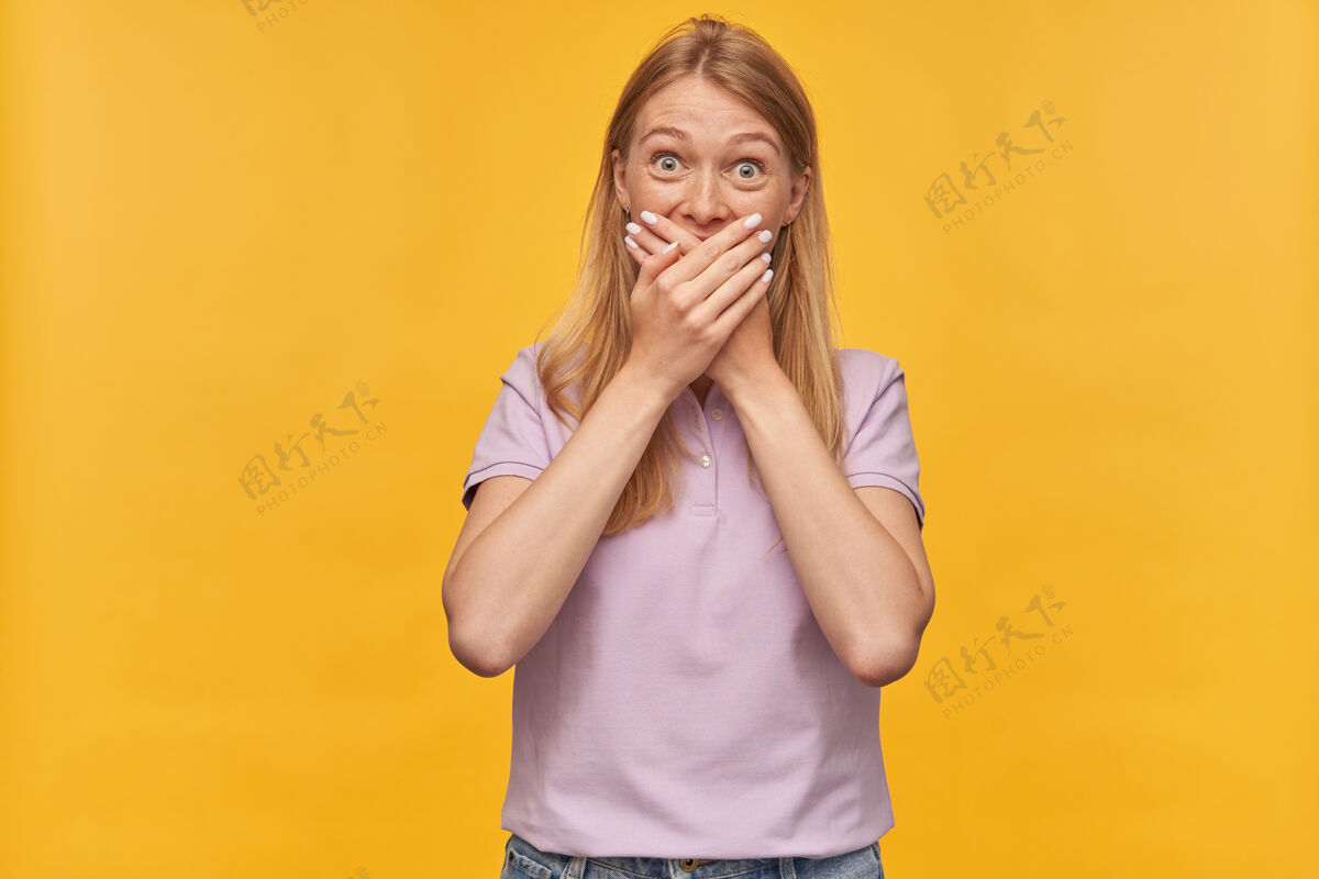 雀斑穿着薰衣草T恤 满脸雀斑的快乐惊喜的女人看起来很惊讶 嘴巴被黄色的手给磨圆了意外发呆女士