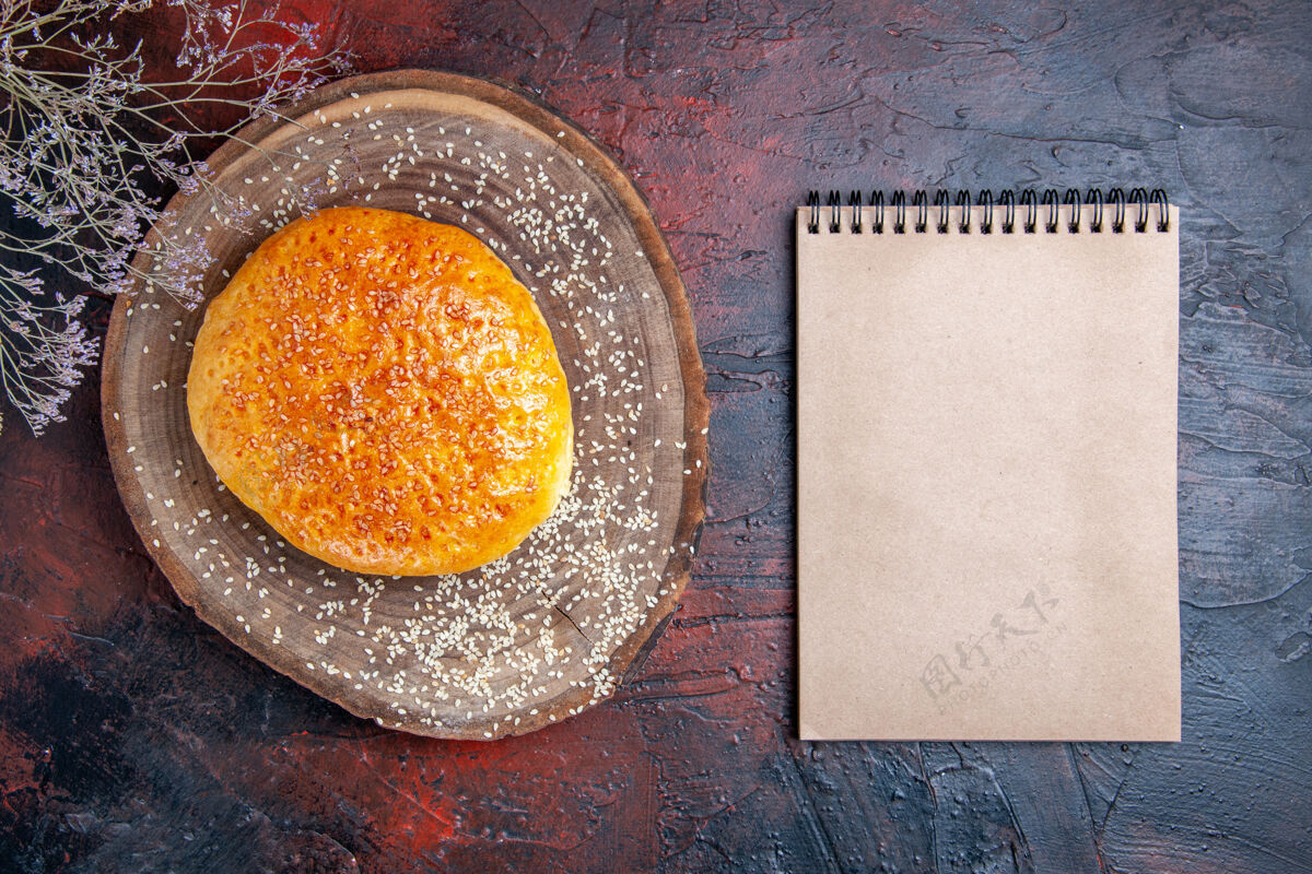 切片顶视图甜烤面包像新鲜面包在黑暗的表面柑橘面包橙子
