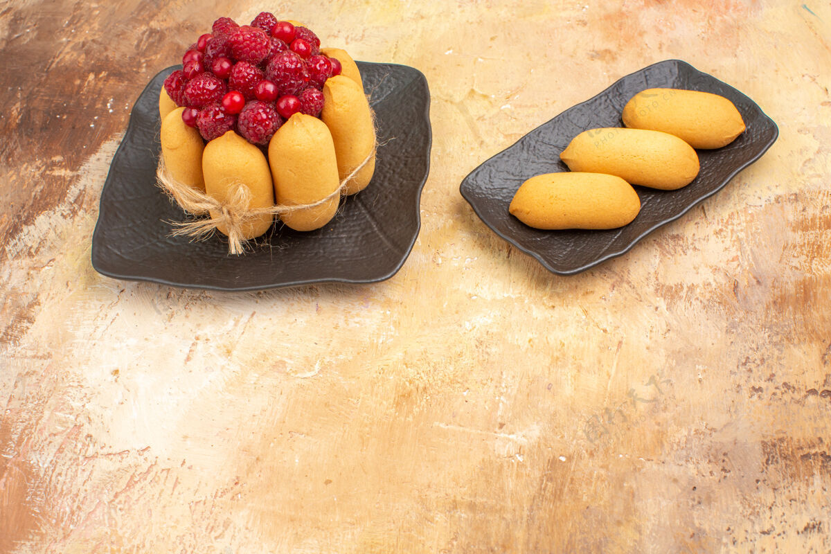 新鲜在混合色背景上的棕色盘子上的礼品蛋糕和饼干的俯视图健康零食可食用的水果