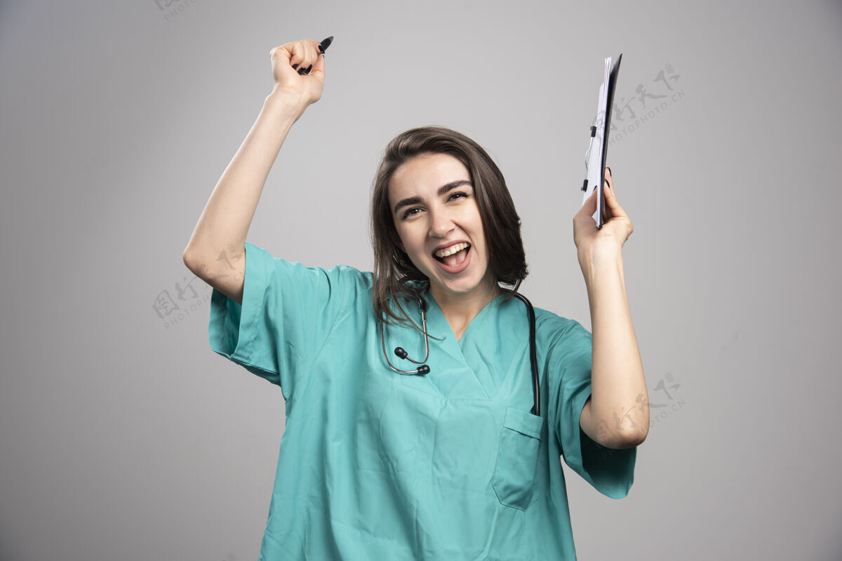 制服穿着制服的女医生拿着剪贴板大笑高质量的照片肖像个人健康