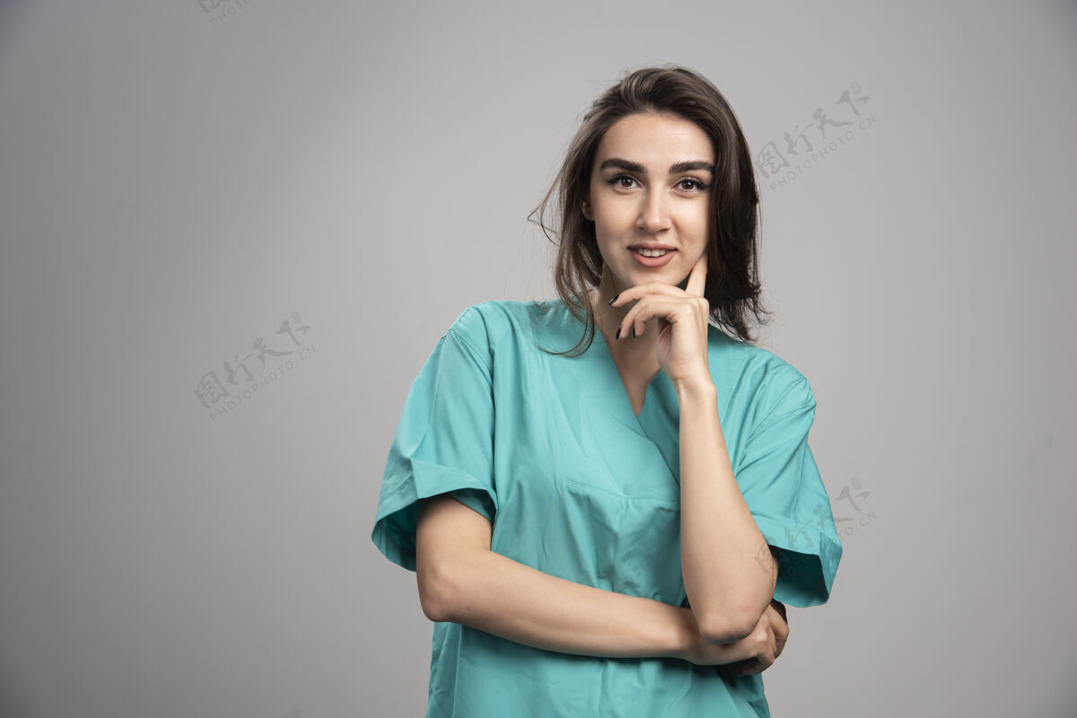 女性女医生托着下巴看着相机高质量的照片制服工作工作