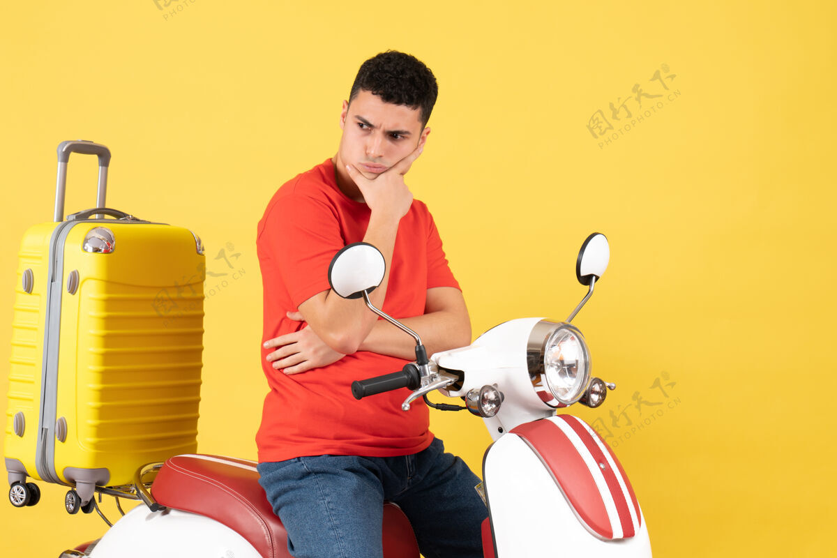 成人正面图体贴的年轻男性 穿着便服 骑着轻便摩托车人男轻便摩托车