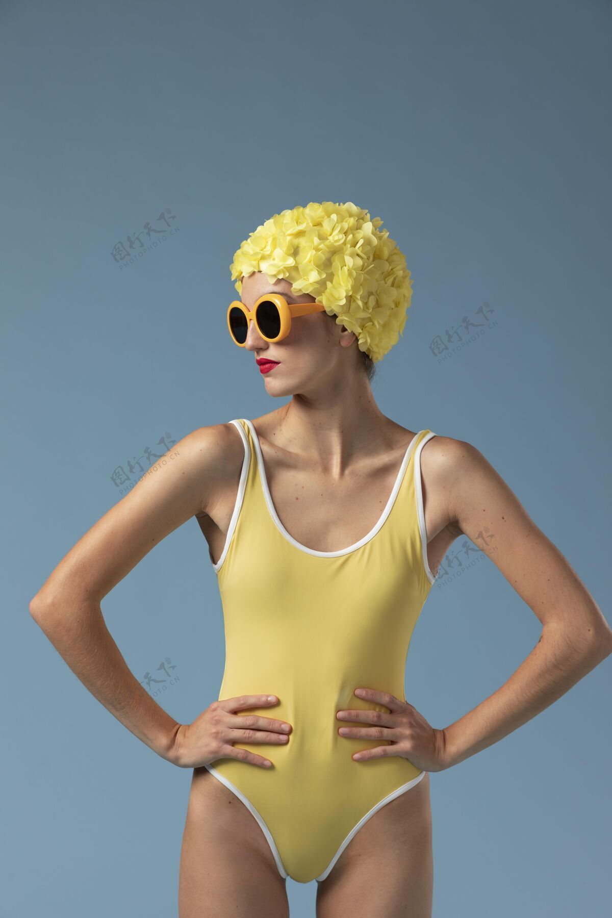 模特戴泳帽的美女身体泳装女士