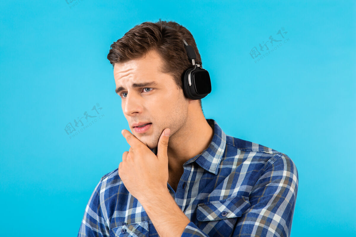 音乐坐在蓝色耳机上听音乐的男人的画像家伙表情音频