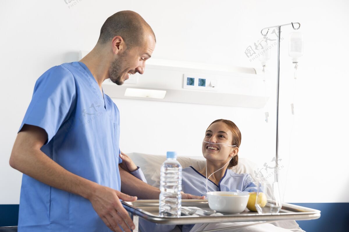 健康中枪护士拿着食物盘激情病人工作