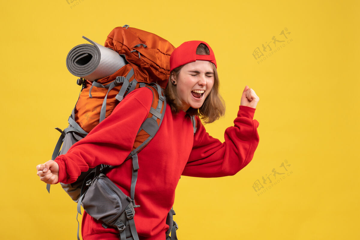 非常正面图非常兴奋的女旅客背着背包表达自己的心情表达正面背包