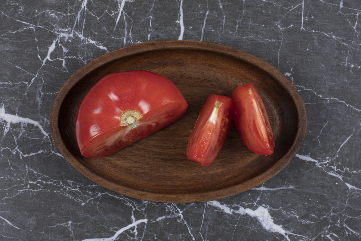 生新鲜的西红柿片放在木盘上健康樱桃成熟