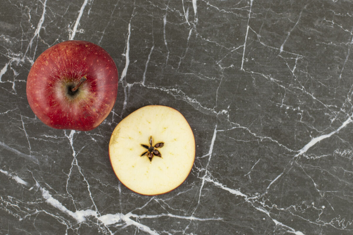 可口新鲜红苹果的顶视图整片和切片切片收藏健康