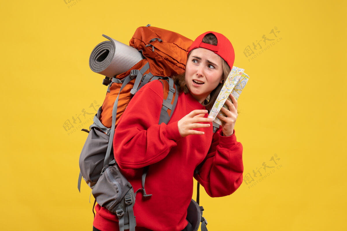 吓坏了前视图惊恐的女背包客拿着旅游地图帽子大人拿着
