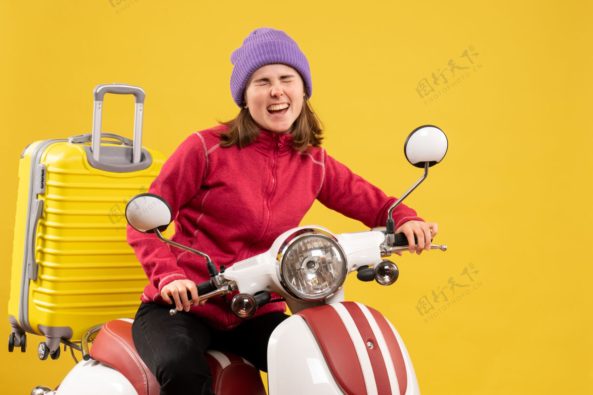 摩托车正前方 骑着轻便摩托车的年轻女孩欣喜若狂 准备行动了移动轻便摩托车快乐