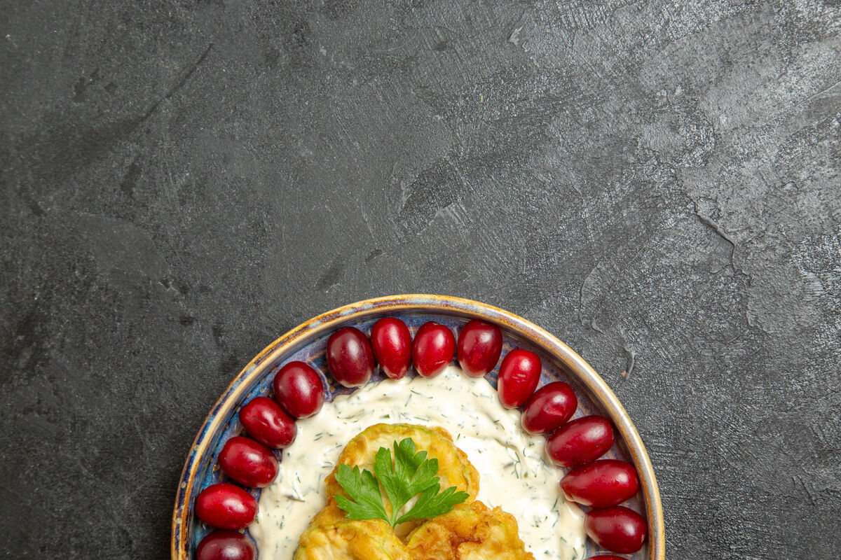 胡椒美丽的南瓜餐顶视图 灰色表面上有新鲜的红山茱萸山茱萸食物盘子