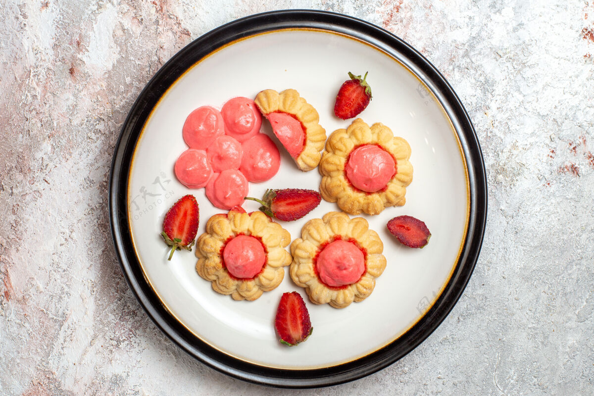 蛋糕白色表面有草莓果冻的美味甜饼俯视图盘子膳食草莓