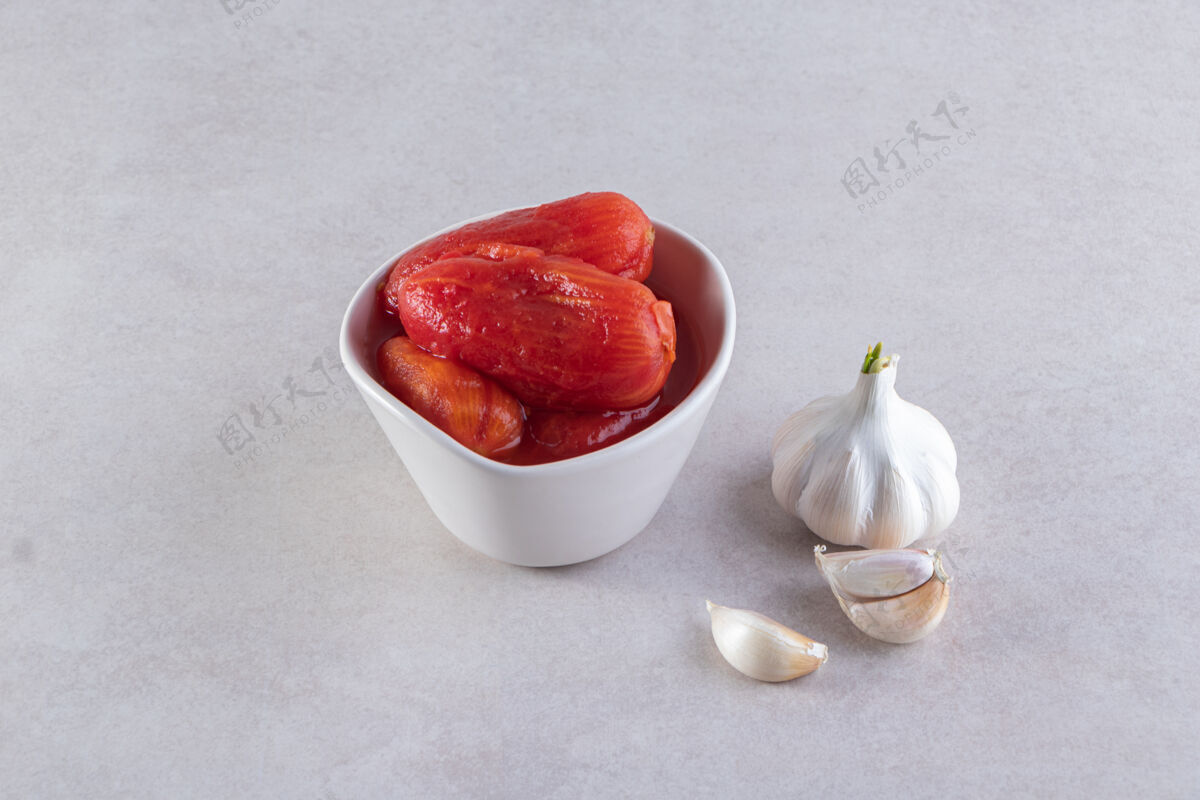 泡菜在石头表面放上一碗腌番茄自制食品番茄