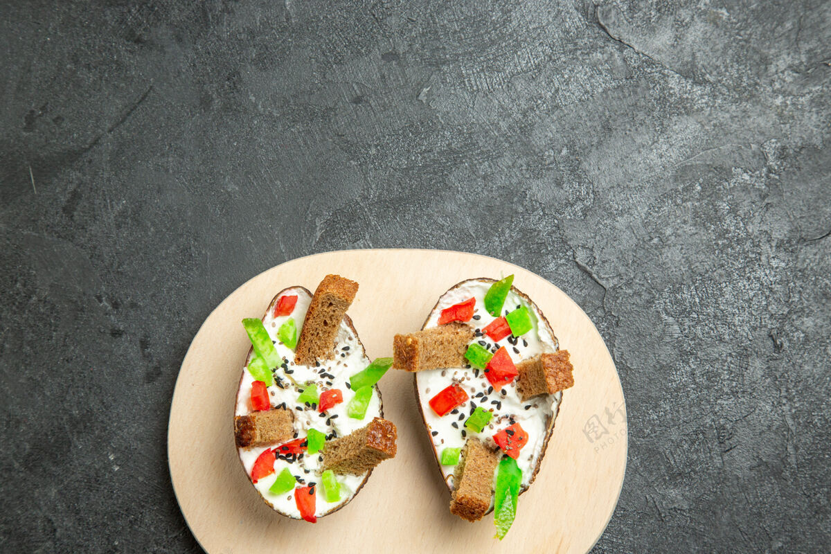 料理奶油鳄梨与切片辣椒和面包片上的灰色表面俯视图小吃餐厅正餐