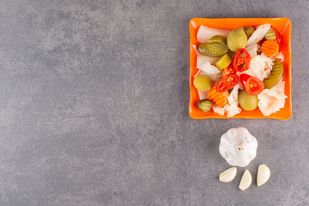 沙拉什锦泡菜放在石桌上的碗蔬菜混合保存烹饪