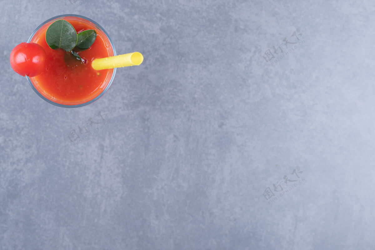 素食顶视图一杯新鲜的番茄汁和番茄 背景是灰色的配料健康有机