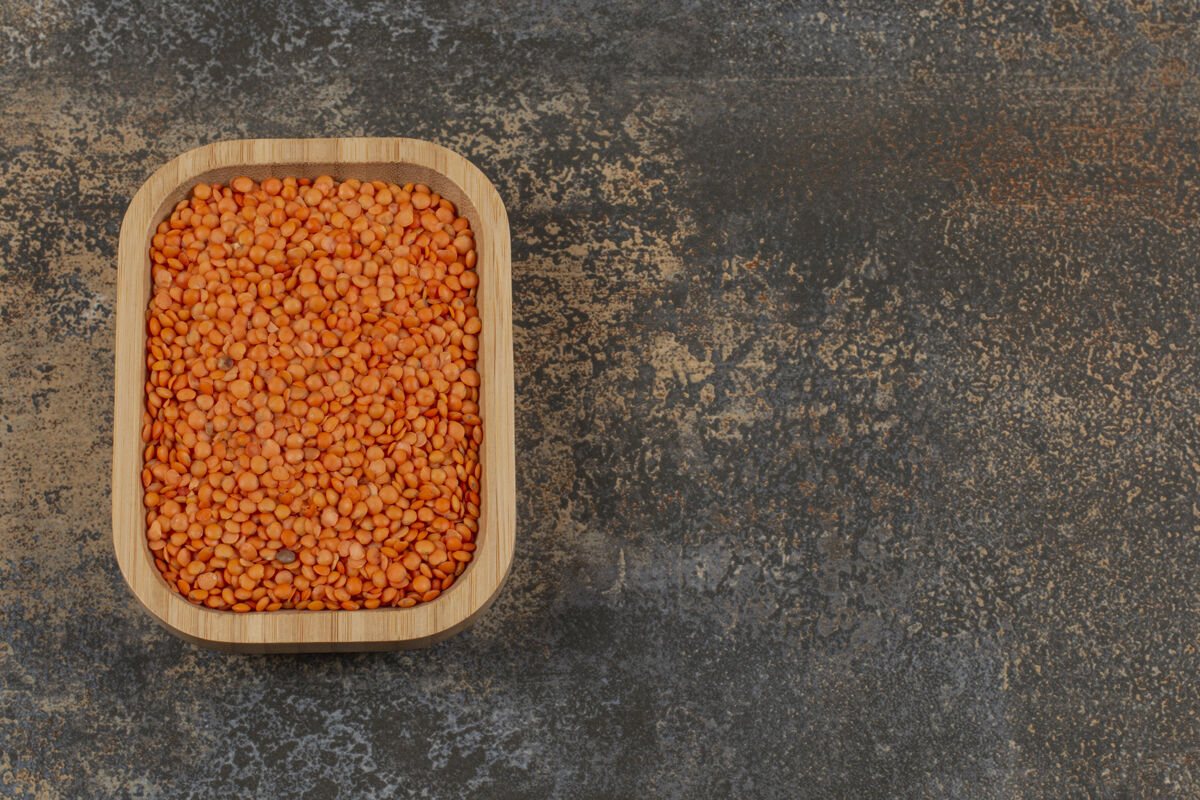 生的生红豆放在木盘上美味干燥食物
