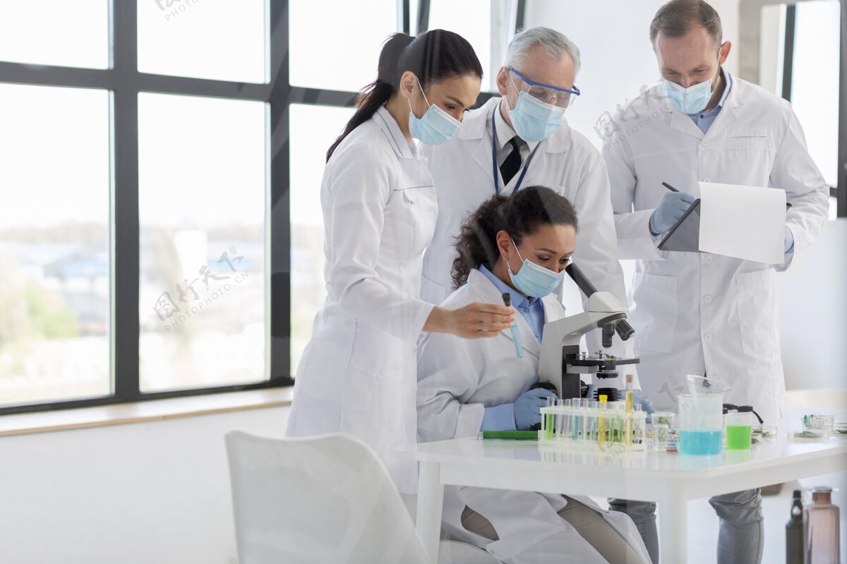 实验室科学家们在用显微镜工作实验室生活方式科学