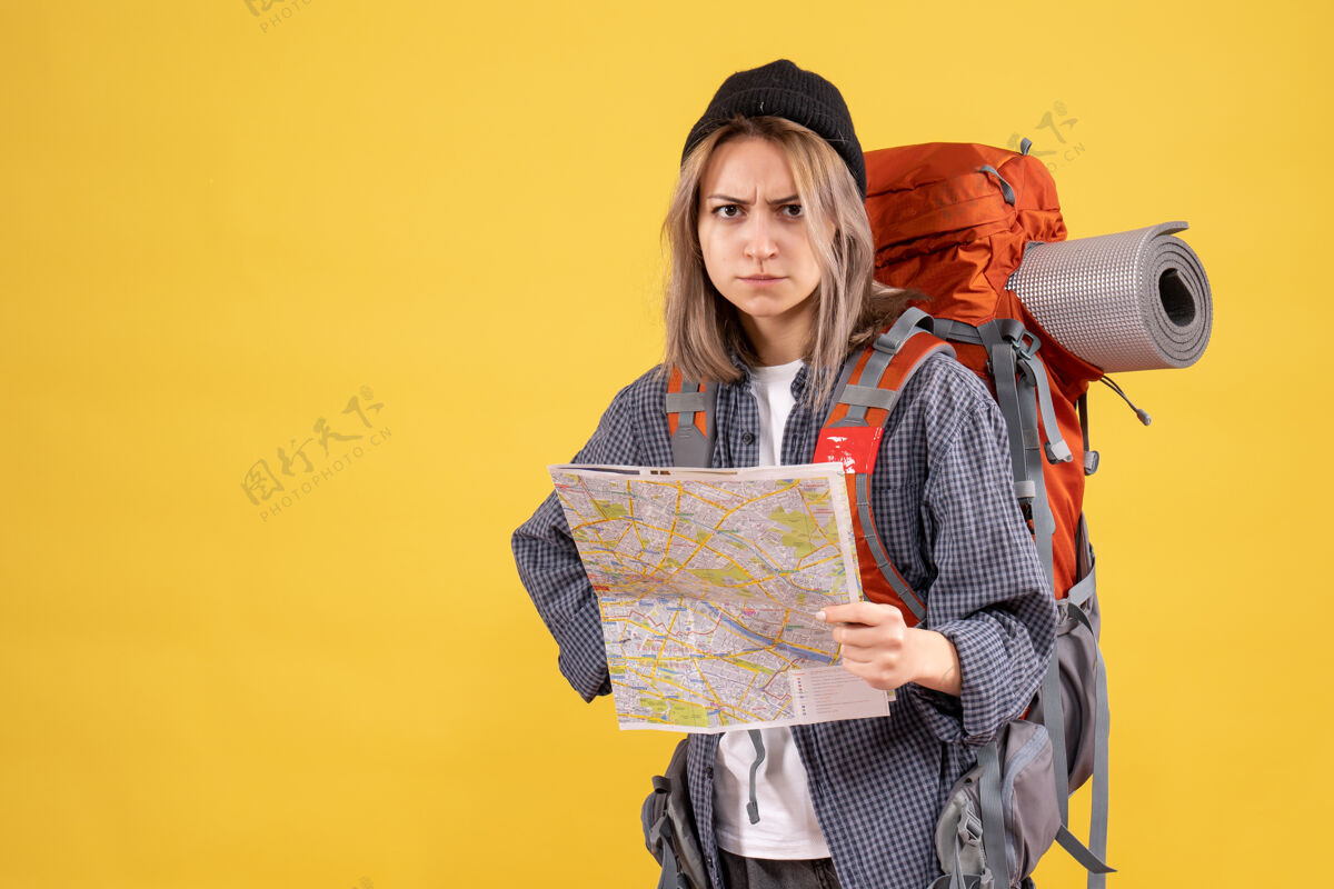 人不满意的旅客妇女背着背包拿着地图看前面成人背包和服