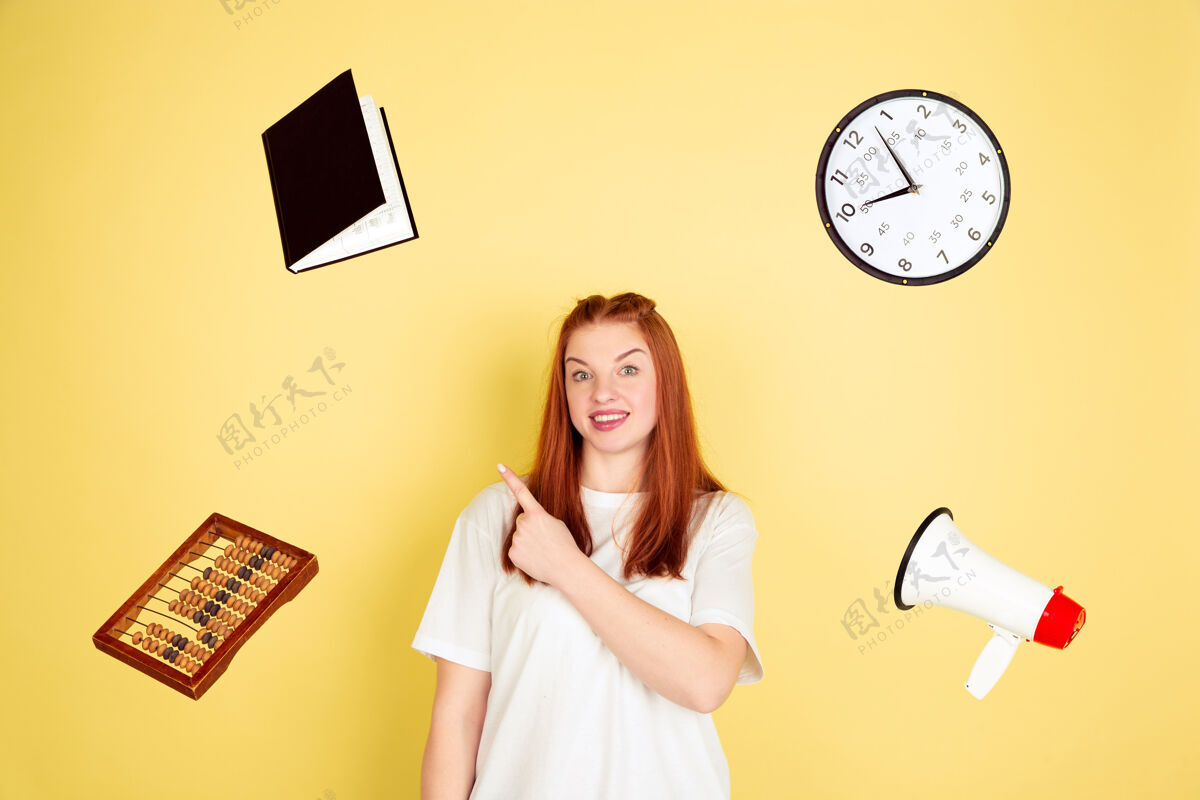 衬衫指向 选择黄色工作室背景上的白种年轻女性肖像 太多的任务如何正确管理时间工作 商业 财务 自由职业者 自我管理 计划的概念长度财务公司