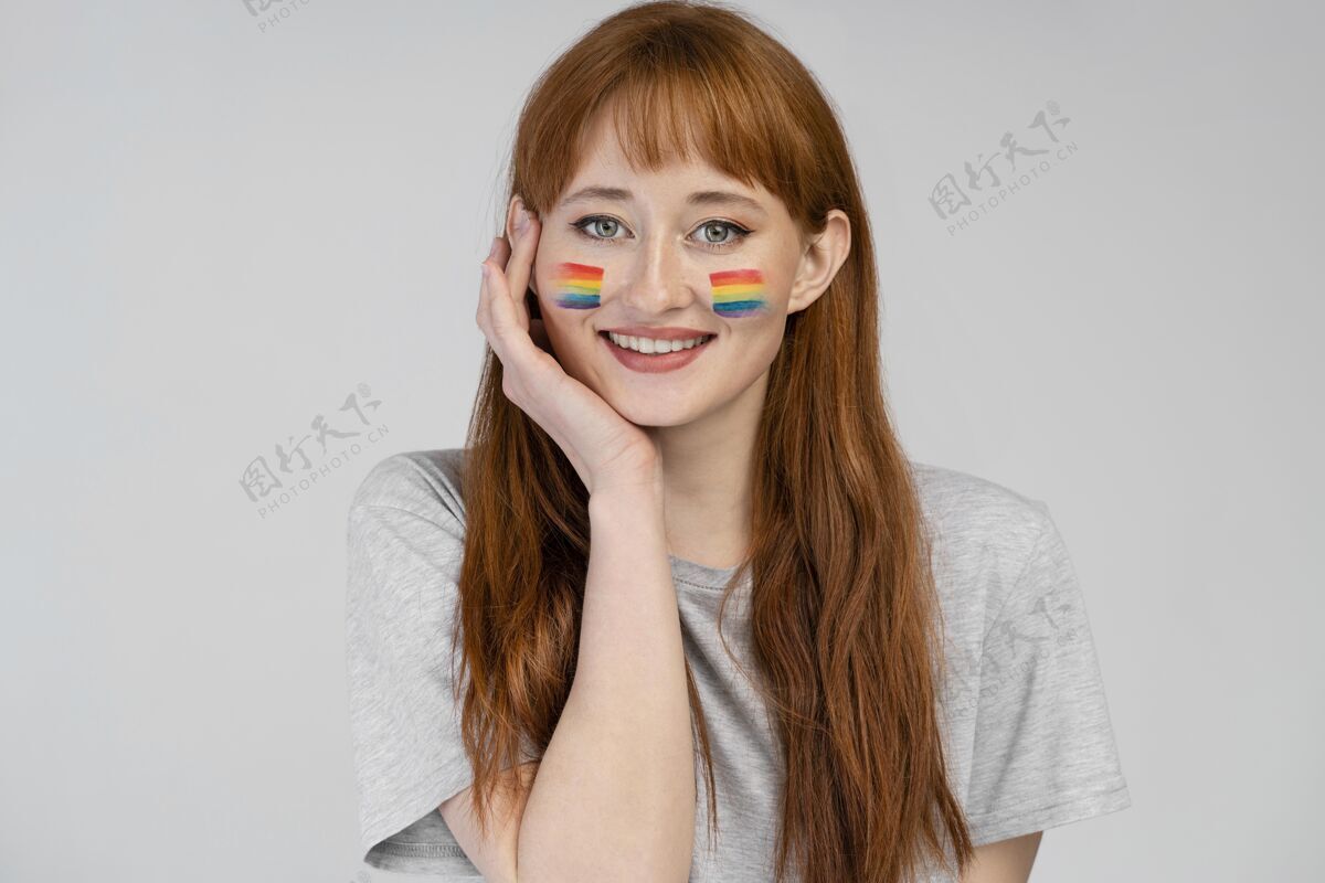 尊重美丽的红发女人与彩虹符号同性恋自豪同性恋平等