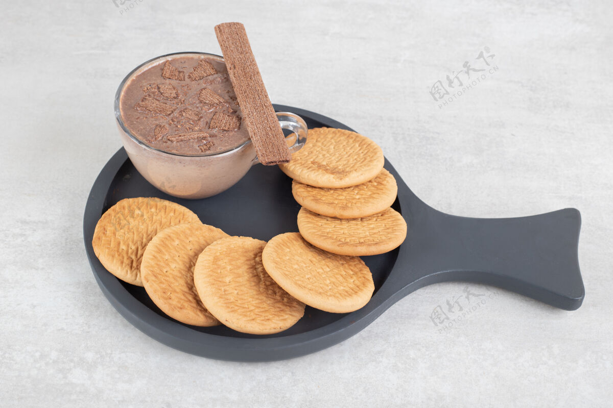 营养一杯咖啡和各种饼干放在深色的木板上美味配料饼干