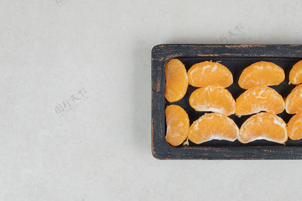柑橘黑盘子上的橘子汁新鲜配料柑橘