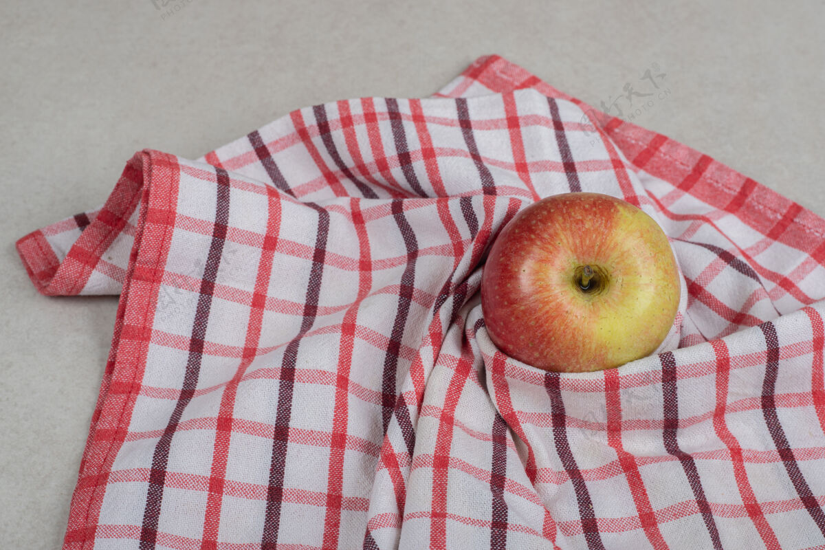 配料整个红苹果在条纹桌布上可口食品水果