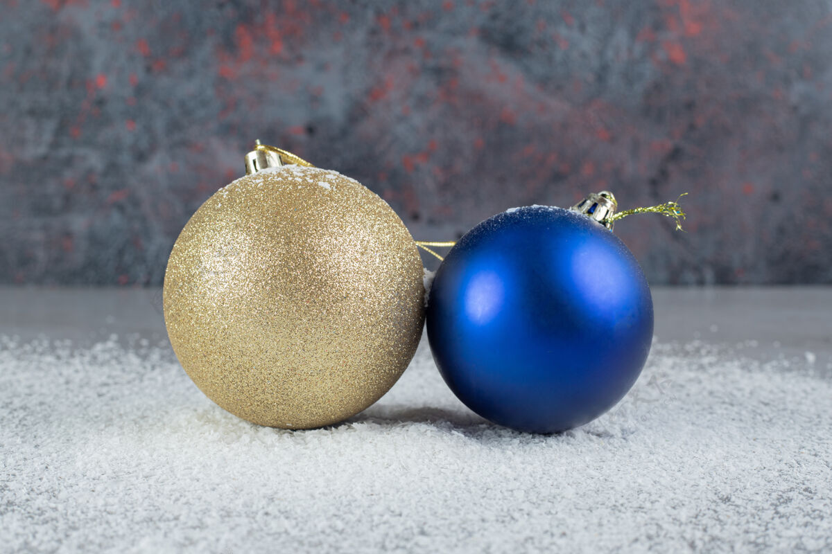 安排蓝色和米色装饰圣诞球坐在椰子粉大理石表面玩具圣诞节杉树