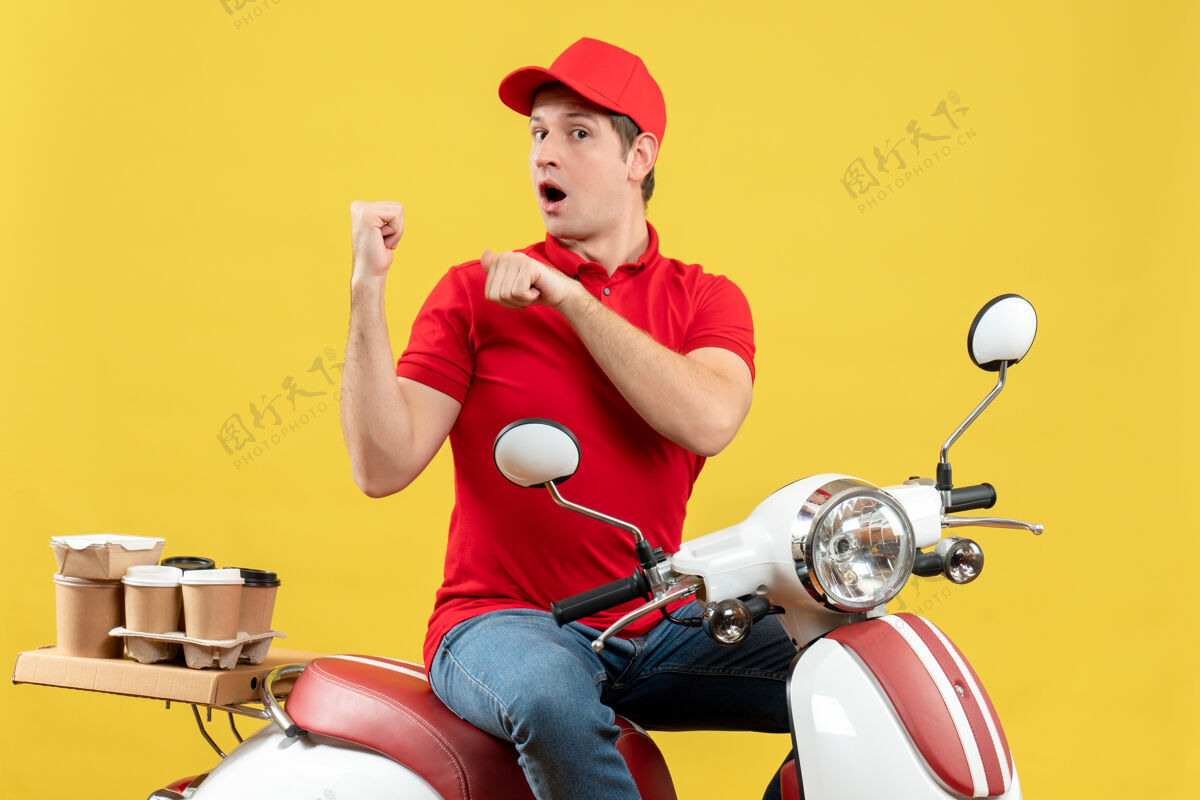 身体上图是穿着红色上衣 戴着帽子的年轻人在黄色的墙上发号施令背部车辆指向