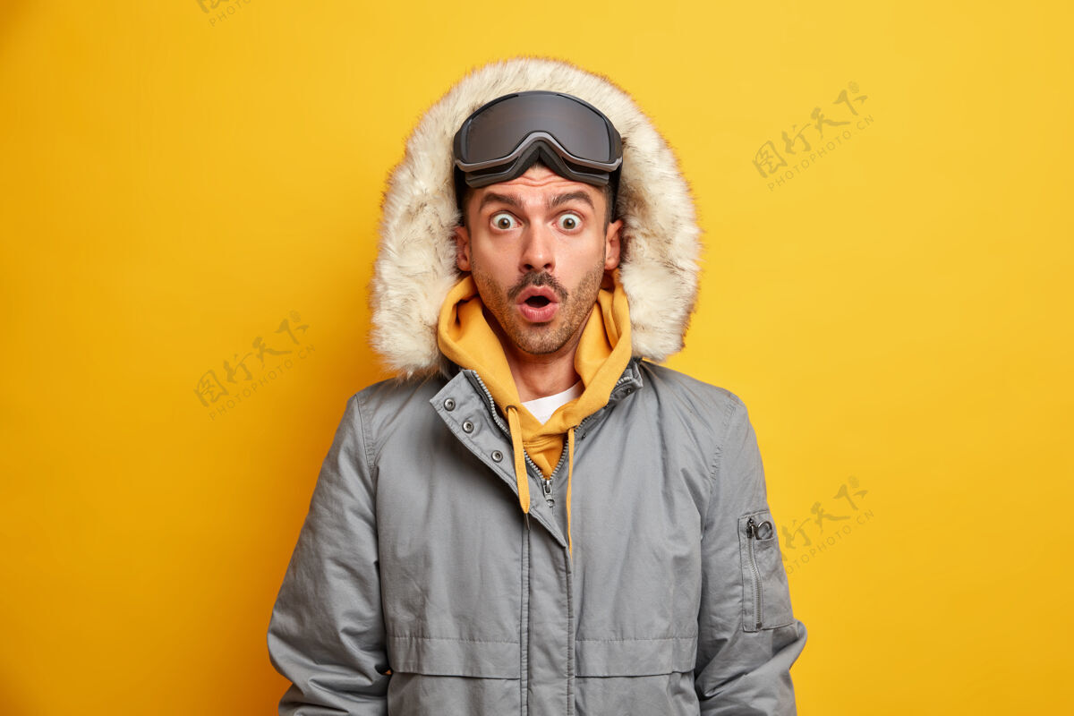 男性震惊的男子滑雪者盯着无言的衣服寒冷的冬天穿着暖和的滑雪镜护目镜温暖滑雪