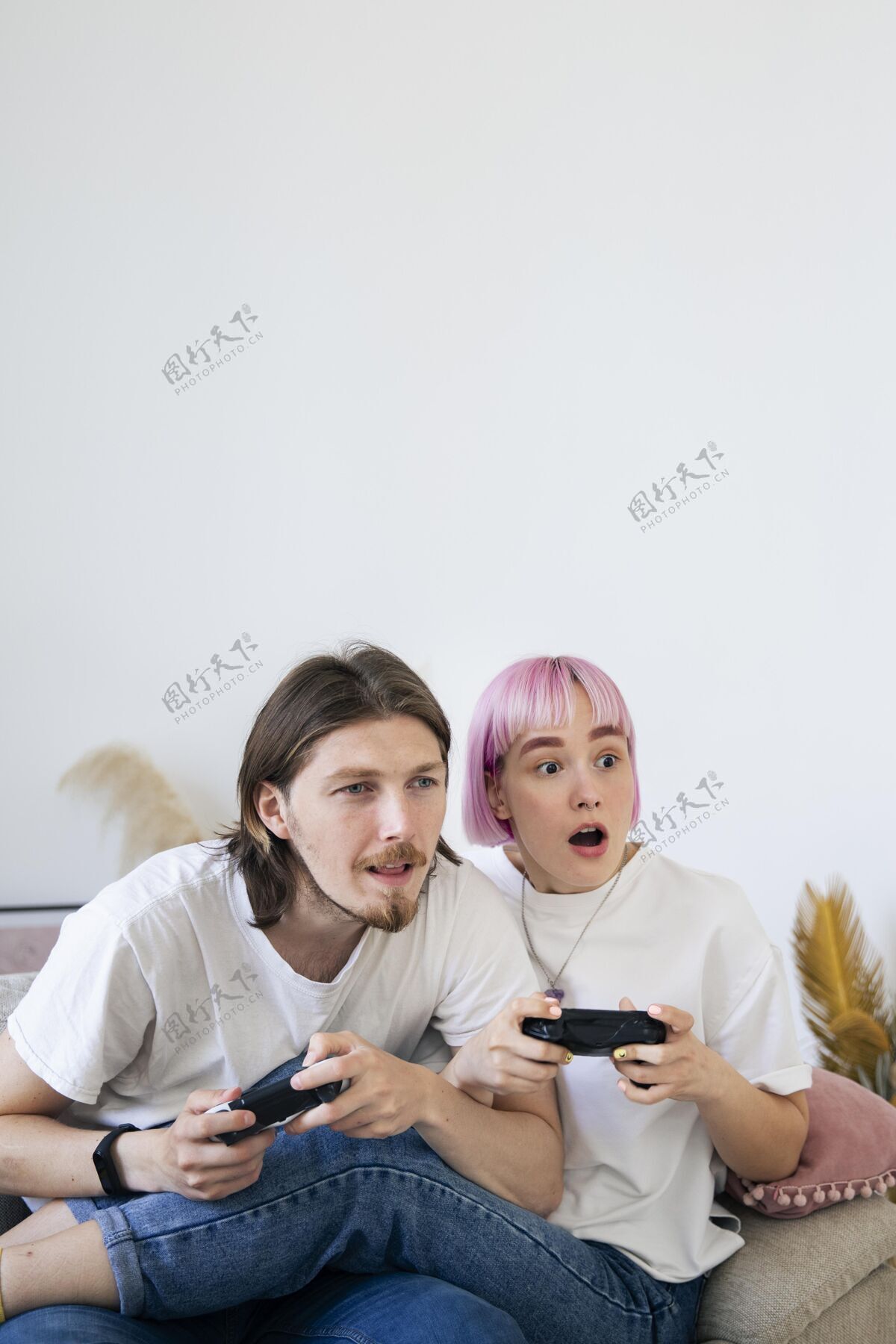 科技可爱的情侣一起玩电子游戏女人游戏乐趣