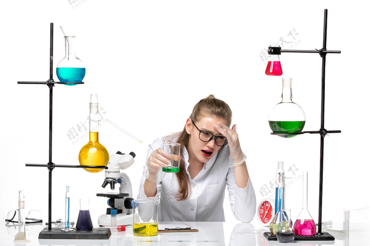 化学前视图穿着医疗服的女化学家拿着白色背景上有溶液的烧瓶化学大流行健康病毒烧杯视图化学品