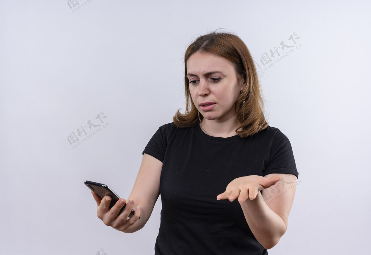 持有困惑的年轻随意的女人拿着手机 在孤立的空白空间和复印空间上显示空手手机困惑手
