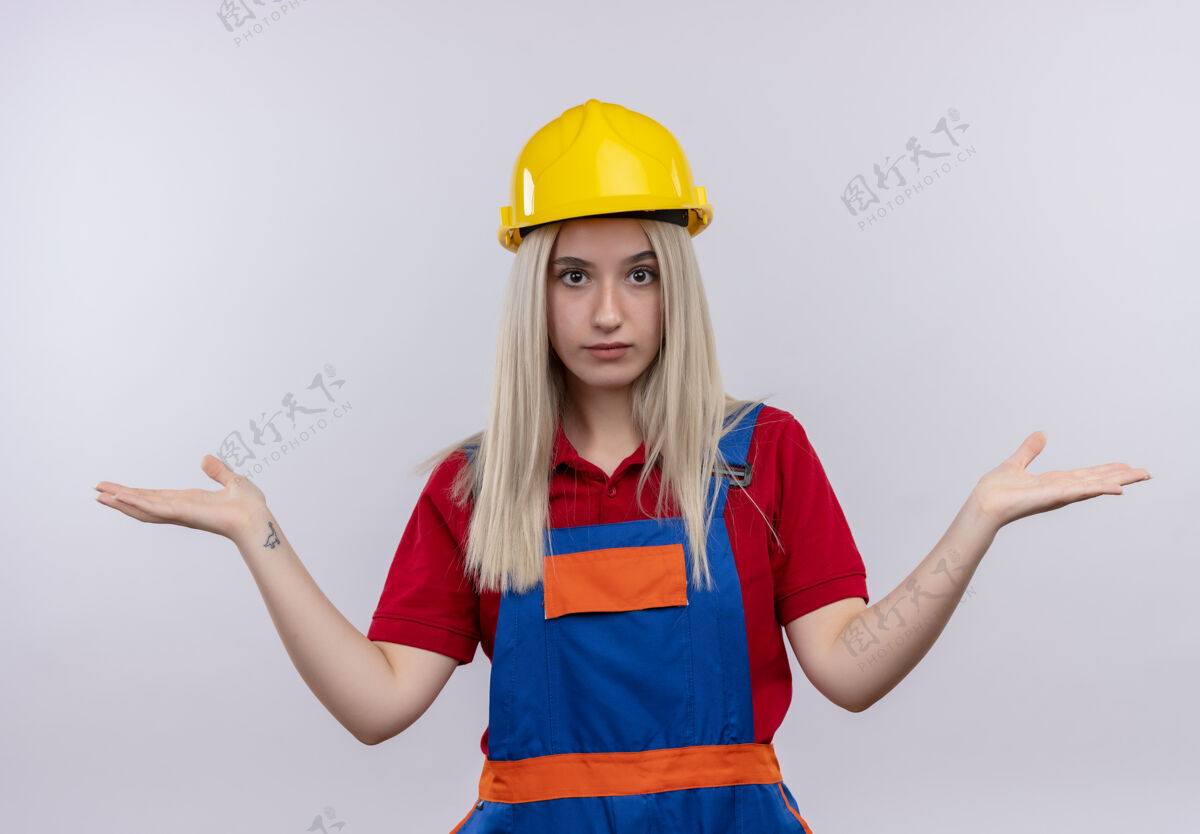 工程师困惑的年轻金发工程师建设者女孩制服显示空手孤立的白色空间手年轻建筑工人
