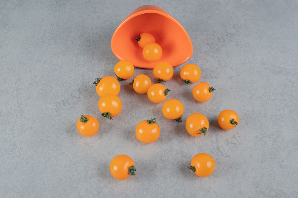 热带黄色的樱桃番茄被隔离在水泥灰色的桌子上蔬菜收获多汁