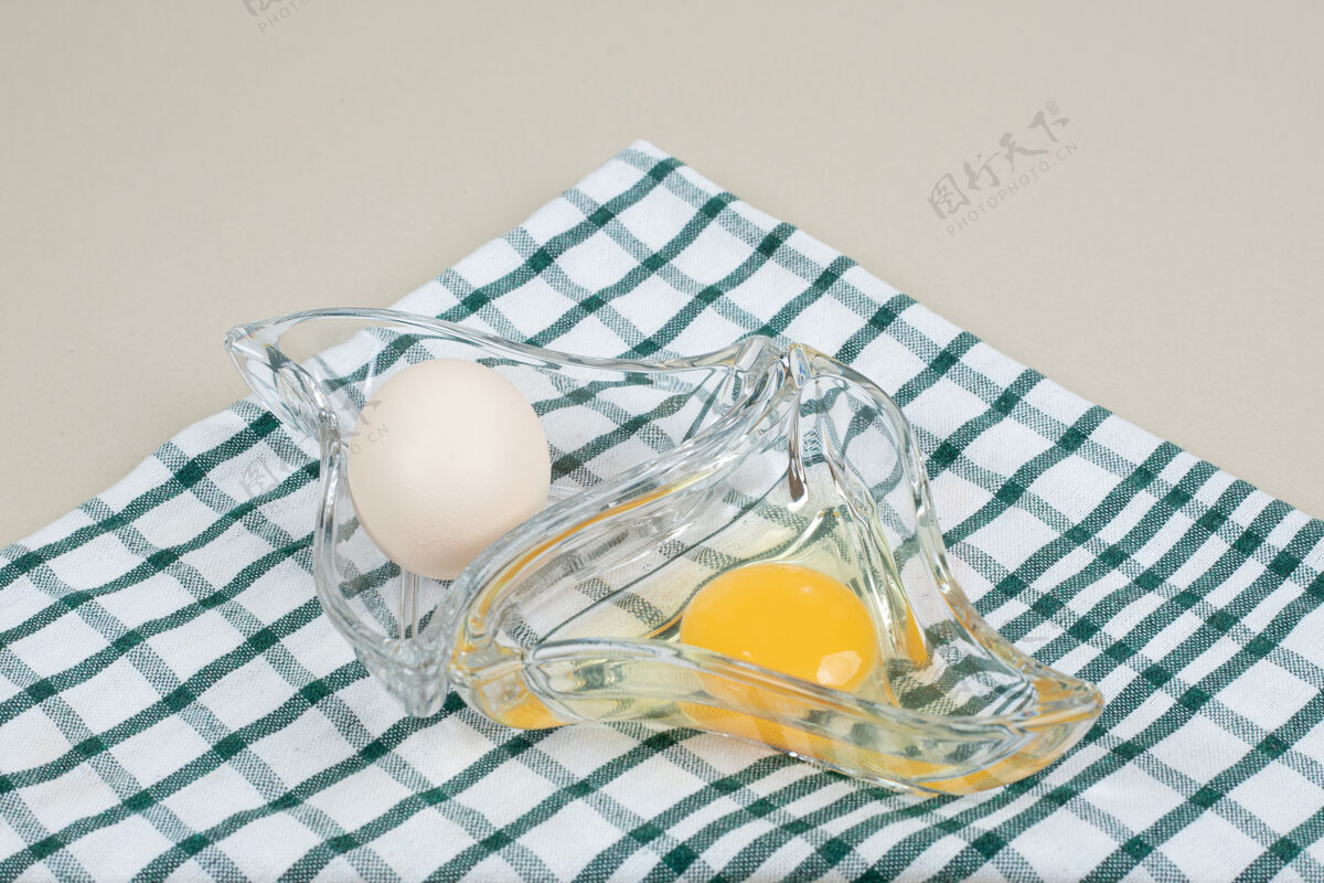 鸡肉新鲜的鸡蛋和蛋黄放在玻璃盘上鸡蛋未经料理的生的