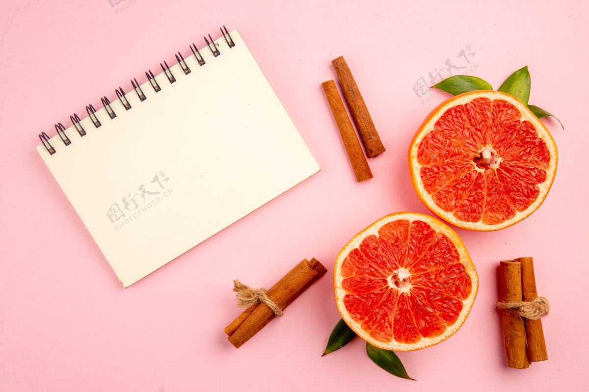 水果粉红色表面的美味葡萄柚水果片俯视图新鲜切片多汁