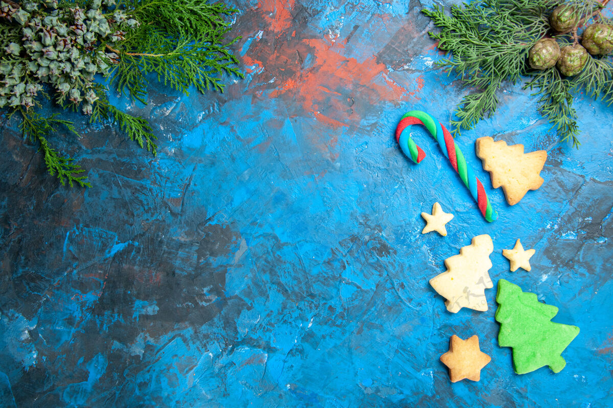 艺术蓝色表面上的小树人俯视图假日表面垃圾