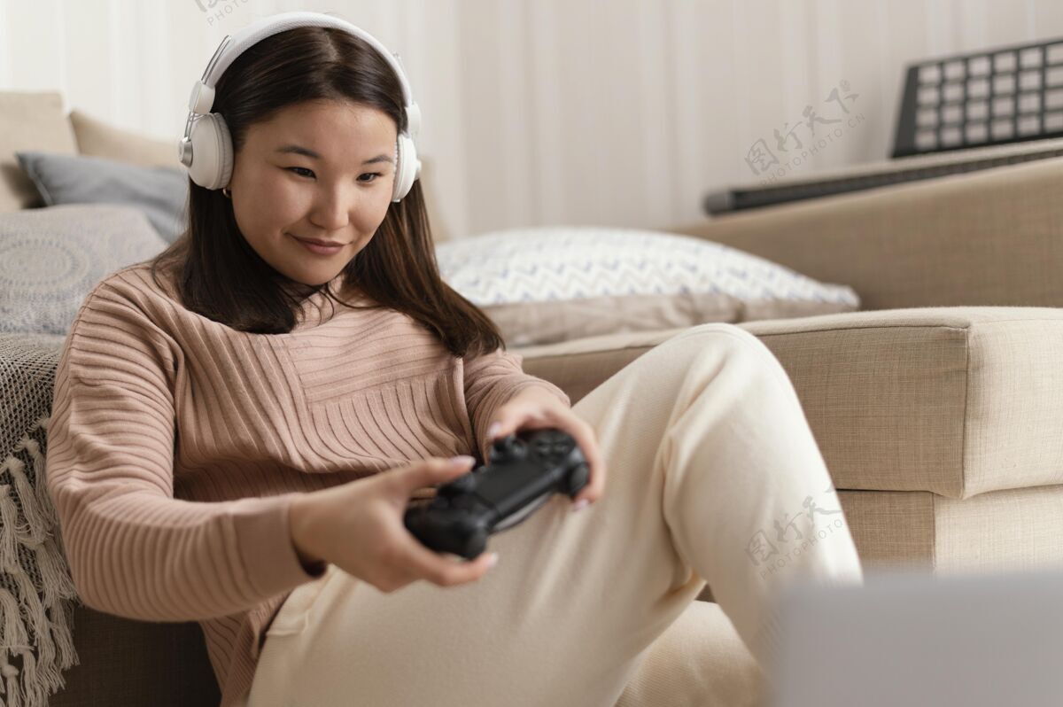 乐趣和控制器玩游戏的女孩视频游戏耳机游戏