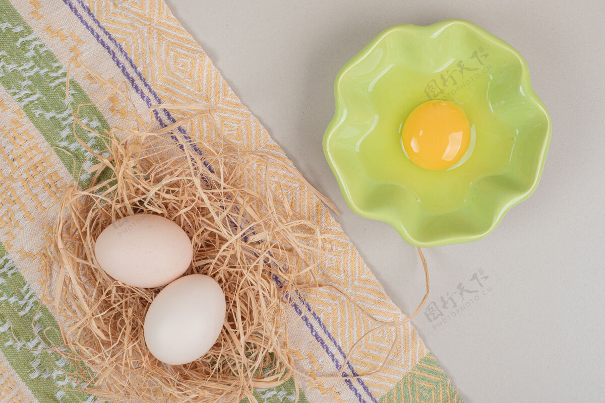 蛋黄新鲜的鸡蛋和蛋黄放在玻璃盘上未经料理的生的生的