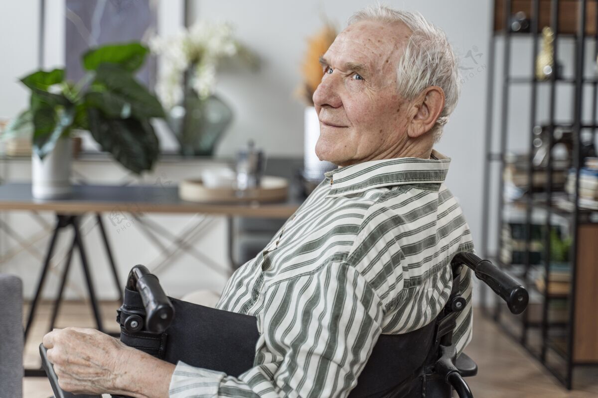 医疗坐轮椅的老人侧视图老年人健康护理
